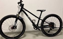 Das leichte KUbikes 24S TRAIL mit Scheibenbremsen und 10 Gangschaltung für Biker ab 7 Jahren. | KUbikes 24S TRAIL Disc | velomarkt.ch