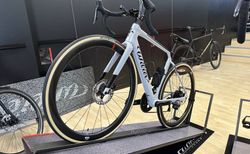 TOP CARBON RENNVELO MIT E-MOTOR UNTERSTÜTZUNG | Carbon Chassis & Räder, Garmin Radar & Solar Edge | velomarkt.ch