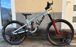 Trek Slash Gen 6 Carbon XT | mit ULTIMATE Tuning und DT Swiss EX511-350 Radsatz | velomarkt.ch