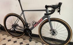 Factor O2 Giro Edition (2019), SRAM RED eTap (AXS), Grösse 56 | gepflegtes Top Rennrad, leicht & steiff | velomarkt.ch