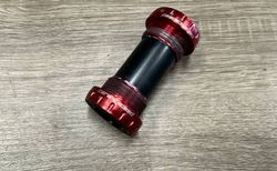 Tretlager Ceramicspeed Coated BSA 24mm rot | 2 Jahre gefahren, dreht aber immer noch sehr gut. | velomarkt.ch