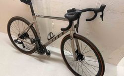 Scott Addict RC10 prism cherry grey | Hochwertiges Rennvelo mit Carbonrahmen | velomarkt.ch