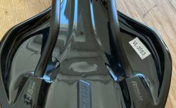 Syncros Tofino Sattel 135mm Breite | neuer Sattel, vom neuen MTB entfernt, nie benutzt | velomarkt.ch