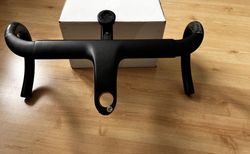 Simplon Carbon Cockpit Aero | Lenker-Vorbau-Einheit mit Garmin-Halter | Lenkerbreite 400mm, Vorbau 105mm, Drop 130mm | velomarkt.ch