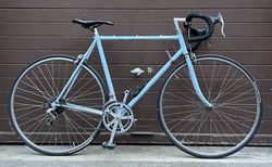 Vintage Rennvelo Stahl Hellblau mit Shimano Komponenten | Shimano Schaltung/Bremse & Selle Italia Sattel | velomarkt.ch