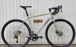Genesis Bikes Croix de Fer 10 in Small, Medium & Large | Gravel- & Bikepackingbike mit schönem Stahlrahmen | velomarkt.ch