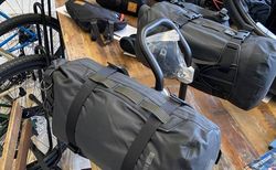Aeroe Spider Rear Rack mit zwei Aufnahmen und Taschen | zum Schnäppchenpreis :) | velomarkt.ch