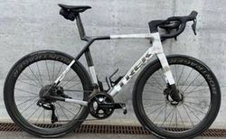 NEUWERTIGES TREK Madone SLR 9 OCLV 900 Series - Dura Ace Di2-9270 Jhg. 2026 inkl. Garmin Pedal | TREK Madone SLR 9 OCLV 900 Series - Dura Ace Di2 | velomarkt.ch