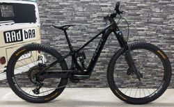 Pivot Pivot Shuttle (Avinox M2S) AMP'D Mullet MX Ride, Gr. S (Liefertermin mitte Juni) S black metallic stone | PIV-AMPD-RIDE-SM-BURG | velomarkt.ch
