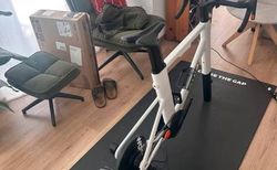 Zwift Ride + Wahoo Kickr Core with tablet mount and mat | In excellent condition | velomarkt.ch