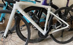 Specialized Tarmac SL7 Sport – Rahmengrösse 49 – Gloss Dune White / 10% Chaos Pearl kaufen in Saint-Gall #2 | velomarkt.ch