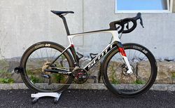SCOTT Foil 10 Disc Di2 | Wattmesskurbel, DT Swiss Räder | velomarkt.ch