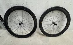 Black Inc Forty Five Carbon Laufradsatz Gold Edition – Shimano | inkl. Continental GP5000 | Premium Carbon-Laufradsatz (45 mm) von Black Inc | velomarkt.ch