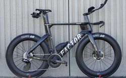 Triathlonbike Factor Hanzö SRAM RED | Triathlonbike Factor Hanzö | velomarkt.ch