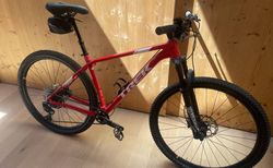 Anfänger Mountainbike Trek Pro Caliber 6 | Bike mit Kombi Pedale, Satteltasche samt Inhalt | velomarkt.ch