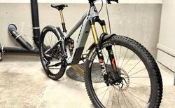Pivot Cycles SHUTTLE SL PRO XO Eagle Transmission 2024 | 2,5 Saison gefahrenes Premium Light E-Bike - Small | velomarkt.ch