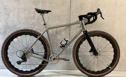Falkenjagd Aristos R Trail Adventure Gravel - Titankurbel + Ekar GT | Titan Gravelbike + Campagnolo Ekar GT | velomarkt.ch