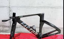 Factor Hanzo Zeitfahr Rahmen mit Räder, Rennvelo / Triathlon | Top Zeitfahrvelo / Set | velomarkt.ch