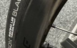 Cadex 42 - Karbon-Wheelset für Scheibenbremse, mit Shimano HG und 30mm Reifen kaufen in Zurich #2 | velomarkt.ch
