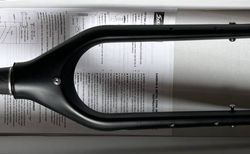 Salsa Firestarter Carbon Gabel mit integriertem USB SINEWAVE CYCLES REACTOR | Salsa Firestarter Carbon Gabel | Sinewave USB | velomarkt.ch