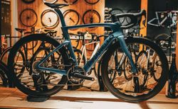 PINARELLO DOGMA F - RED AXS / PRINCETON 54 G112 - LUXTER BLUE | C1969277199-30649 | velomarkt.ch