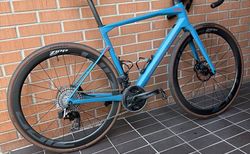 BMC Roadmachine 01 Three mit Powermeter, neuer Sram Force E1, Zipp 303s Rädern und Zipp SL80 Lenker | BMC Roadmachine 01 Three | velomarkt.ch