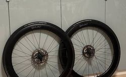 HUNT 54 Aerodynamicist Carbon Disc Wheelset | 54mm deep, 1524g, Shimano freehub, tubeless-ready | velomarkt.ch