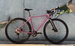 Intec Custom Aluminium Gravelbike | GRX 1x11 | Grösse S | Rotlila matt | Intec Custom Aluminium Gravelbike I Grösse S | velomarkt.ch