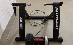 BTWIN Rollentrainer InRide 100 | Selten gebraucht, mit Adapter für Steckachsen | velomarkt.ch