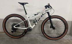 Trek Supercalibre 9.8 Carbon Vollgefedert mit Zubehör | Wenig gebrauchtes Top Bike | velomarkt.ch