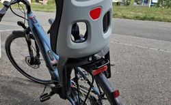 Kinder-Fahrradsitz Thule plus Kinderfahrradhelm | Kinder-Fahrradsitz Thule plus Kinderfahrradhelm | velomarkt.ch