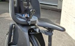 Kinder-Fahrradsitz Thule plus Kinderfahrradhelm kaufen in Berne #3 | velomarkt.ch