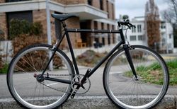 Schwarzes Stadtvelo mit 2-Gang-Sturmey-Archer-Nabenschaltung | Schwarzes Stadtvelo mit 2-Gang-Sturmey-Archer-Nabe | velomarkt.ch