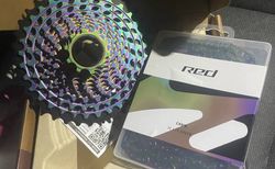 Sram Red AXS E1 Kassette 10-36 12-fach rainbow mit Kette rainbow | Sram Red AXS E1 Kassette 10-36 12-fach mit Kette | velomarkt.ch