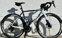 Stevens Carbon mit Force AXS | Edler Carbon-Allrounder mit ZIPP-Laufradsatz | velomarkt.ch