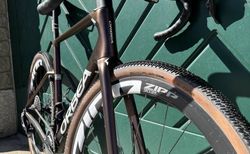 Orbea Gravel Race M11eLTD | Orbea Race Gravel 56/L mit Zipp 303s Radsatz | velomarkt.ch