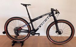 Trek Supercaliber SLR 9.8XO AXS Gen 2, L Navy Smoke | Top Race Fully, Jg 2025 | velomarkt.ch