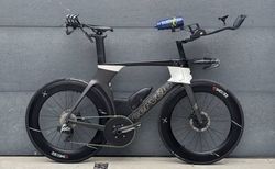 Cervélo P5 Disc Triathlon / TT Bike – Tetsuo Masamune Cockpit, Swiss Side Hadron Ultimate 2 Wheels | Cervelo P5 Disc Time Trial Bike | velomarkt.ch
