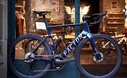 FACTOR Ostro VAM | superschnell und superschön (Chameleon) | velomarkt.ch