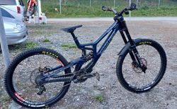 Santa Cruz V10.8 Akira Tuning | Neuer Rahmen (foliert), neue Bremsen | velomarkt.ch