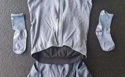 Q36.5 Adventure Set Grisaille Blue/Gravel Gray Grösse M Jahrgang 3.2026 | Adventure Tech Merino Trikot/Adventure Cargo Hose | velomarkt.ch