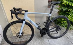 Scott Addict RC Pro 56 2025 | Dura-Ace Di2 | Das Rennrad ist sehr hochwertig ausgestattet. | velomarkt.ch