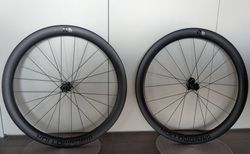 Cannondale HollowGram R-SL 50 Carbon Disc Laufradsatz DT 240 | Inkl. neue Schwalbe One TLE 28 mm + 105 Kassette | velomarkt.ch
