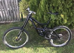Downhill bike with high quality components | Mountainbikes | Bici da discesa | velomarkt.ch