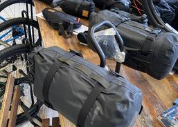 Aeroe Spider Rear Rack mit zwei Aufnahmen und Taschen | Zubehör / Teile | Taschen  /  Koffer | velomarkt.ch