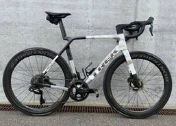 NEUWERTIGES TREK Madone SLR 9 OCLV 900 Series - Dura Ace Di2-9270 Jhg. 2026 inkl. Garmin Pedal | Racing bikes | Noble - racing bikes | velomarkt.ch