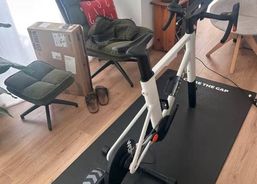 Zwift Ride + Wahoo Kickr Core with tablet mount and mat | Accessoires / pièces | Vélo d'appartement | velomarkt.ch
