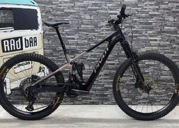 Pivot Pivot Shuttle (Avinox M2S) AMP'D Mullet MX Pro, Gr. M (Liefertermin mitte Juni) M burgundy berry frezze | Vélos de montagne | Vélos CC tout-suspendus | velomarkt.ch
