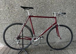 Rennvelo dunkelrot mit Stahlrahmen | Rennvelos | Rennvelos bis CHF 2000 | velomarkt.ch