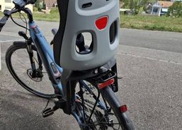 Kinder-Fahrradsitz Thule plus Kinderfahrradhelm | Accessoires / pièces | Remorques pour vélos et sièges pour enfants | velomarkt.ch